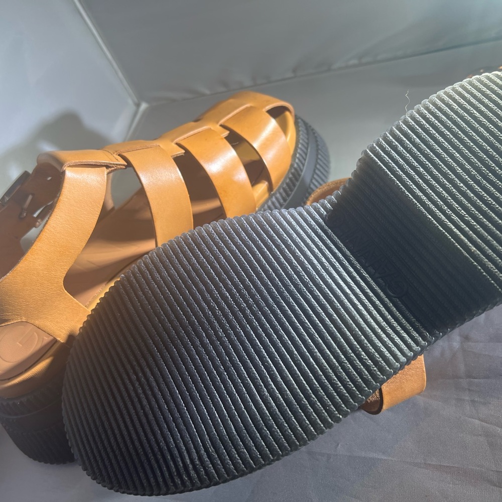 GANNI tan brown, buckle-fastening ankle strap, round toe and flatform sole.
